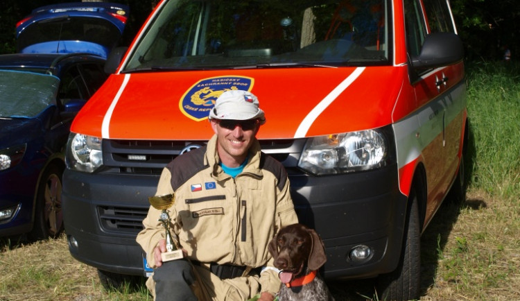 VIDEO: Během cvičného pátrání našlapal psovod 13 kilometrů, jeho pes dokonce 31