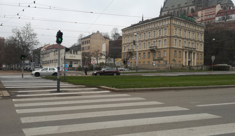 Brno zruší přechod na křižovatce Nových sadů a Hybešovy. Pro chodce je prý nebezpečný