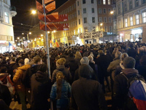 Malinovského náměstí zaplnili demonstranti. Požadují demisi Andreje Babiše