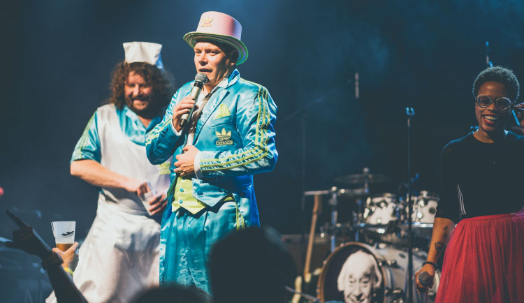 TIPY NA VÍKEND: Retroparty v herním baru, Monkey Business, hiphop na Melodce, Václav Neckář, Vánoční koncert v Janáčkově divadle a Ty Nikdy label na Flédě