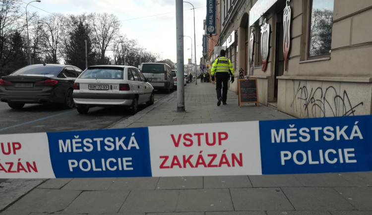 VIDEO: Policisté zadrželi na Lidické muže s plynovou pistolí