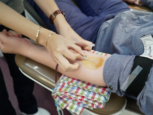Žena v poliklinice na Lesné chtěla darovat krev s trojkou v žíle