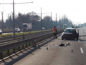 FOTO: Řidička zazmatkovala a přejela u Modřic do protisměru, srazila se s protijedoucím autem