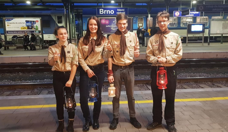 Brněnští skauti na hlavním nádraží