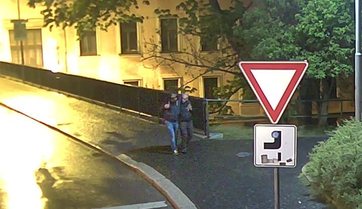 Neznámý pachatel přepadl muže. Policie hledá svědka, mohl by pomoci případ objasnit