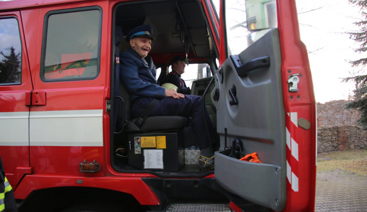 FOTO: Miroslav toužil po projížďce hasičským autem. Hasiči mu životní přání splnili