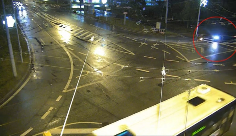 Řidič srazil chodce a ujel