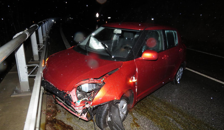 Řidič dostal smyk, narazil do skály a skončil ve svodidlech