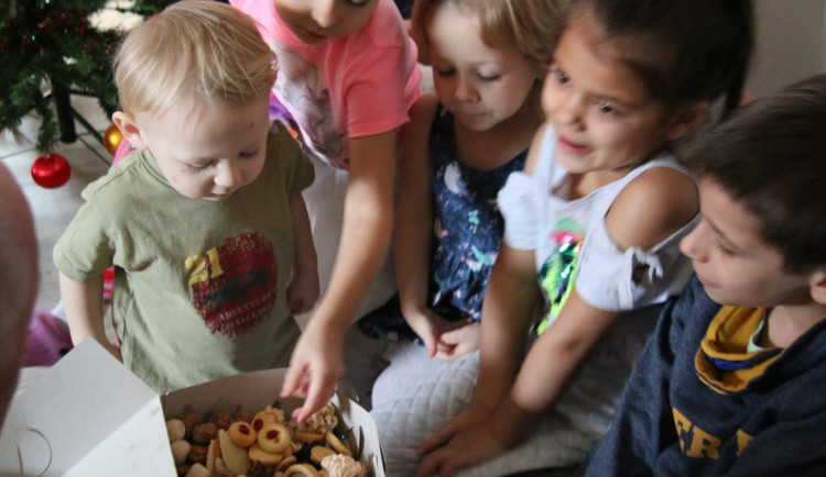 FOTO: Hasiči udělali radost dětem i maminkám v libereckém azylovém domě