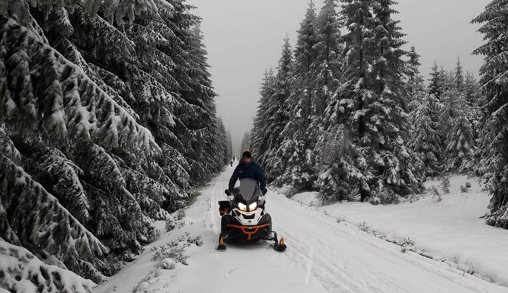 Rolby zatím stojí, na Jizerskou magistrálu ale vyrazil alespoň skútr