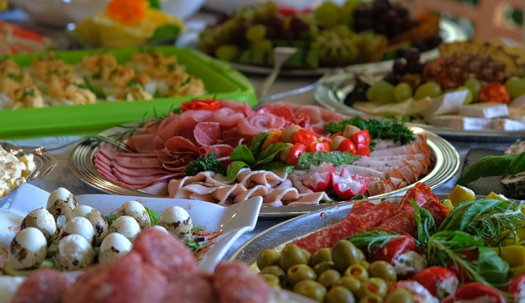 Za Silvestra utratíme průměrně víc než dva tisíce korun. Nejvíce za jídlo a alkohol