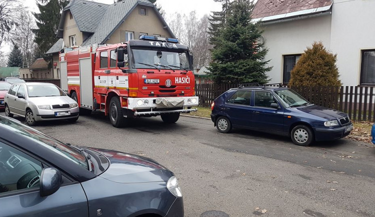 Kličkování i zkouška trpělivosti. Hasiči denně bojují s nezodpovědnými majiteli aut
