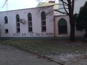 Nešiřte islám v ČR, jinak vás zabijeme, napsal dnes neznámý pachatel na brněnskou mešitu