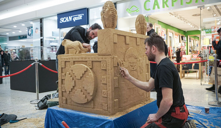 FOTO: Ve Vaňkovce vyrostl mohutný trůn z písku. Odkazuje na výstavu Poklad Inků