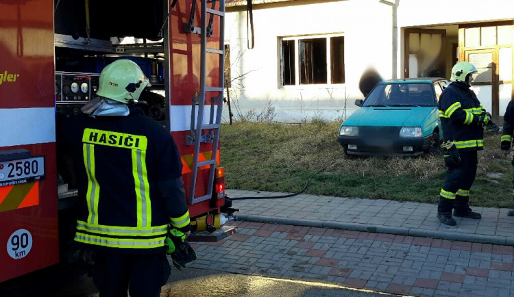 Pět hasičských aut vyjíždělo k požáru na Břeclavsku. Uvnitř domu našli mrtvého muže