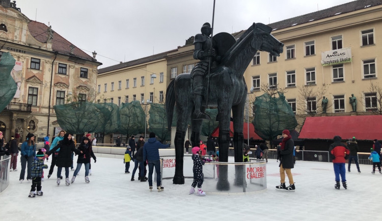 Pod Jošta chodí bruslit stále více lidí. Radovánek na ledu uprostřed města letos využilo skoro 12 tisíc  návštěvníků