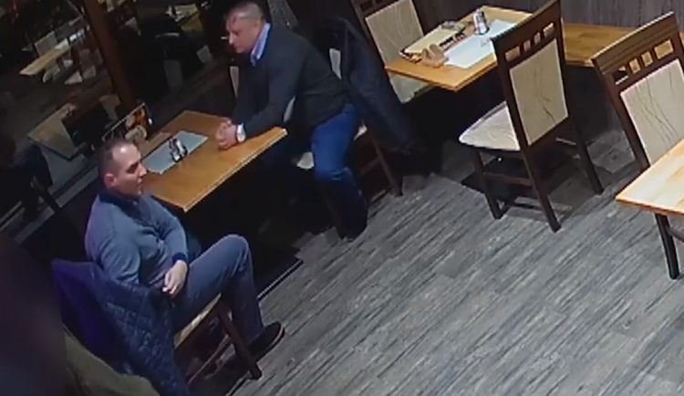 VIDEO: Dva muži okradli v brněnské restauraci nicnetušícího hosta. Poznáte je?