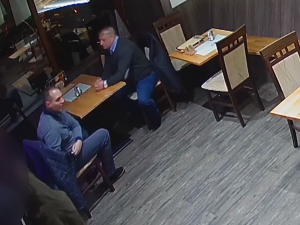 VIDEO: Dva muži okradli v brněnské restauraci nicnetušícího hosta. Poznáte je?