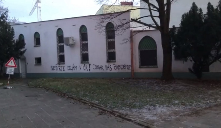 Posprejovaná mešita v Brně