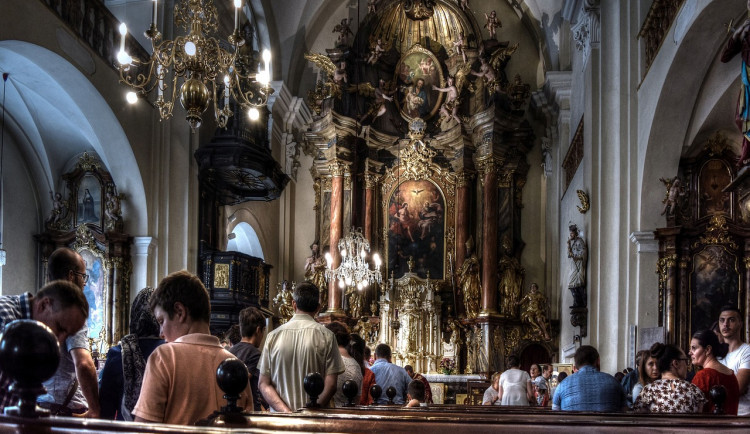 Zloději okradli v Brně ženu na půlnoční mši, jednoho z nich zamkl kostelník s ministrantem