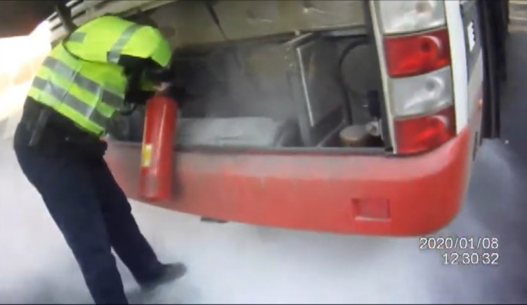 VIDEO: Strážníci postřehli kouř z motoru a pohotově začali hasit hořící autobus