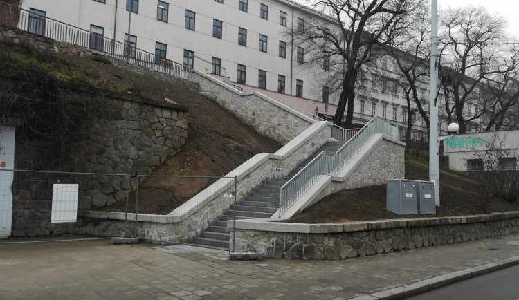 FOTO: Schody pod Petrovem jsou hotové. Chodit se po nich ale nesmí