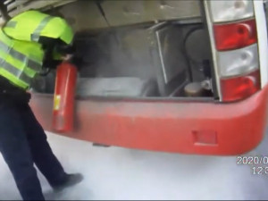 VIDEO: Strážníci postřehli kouř z motoru a pohotově začali hasit hořící autobus