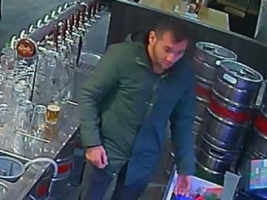 Policisté pátrají po muži, který drze vlezl za barový pult a servírce ukradl peněženku