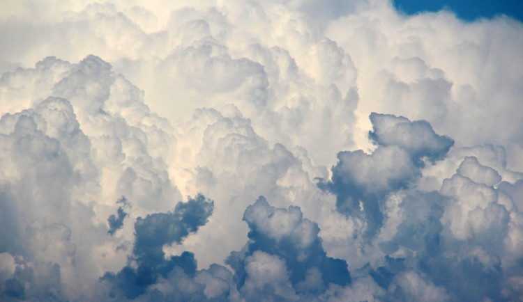 clouds-1473311_1280
