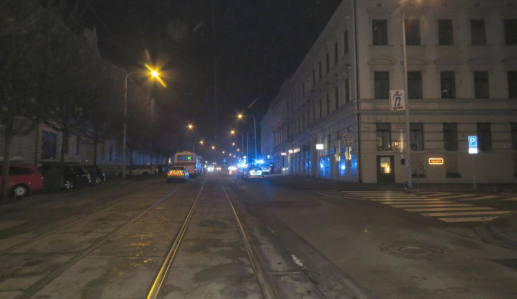 V centru Brna se srazil osobák s autobusem MHD. Policisté hledají svědky