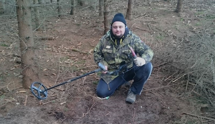 FOTO: Amatérský hledač našel v Moravském krasu poklad historických stříbrných mincí