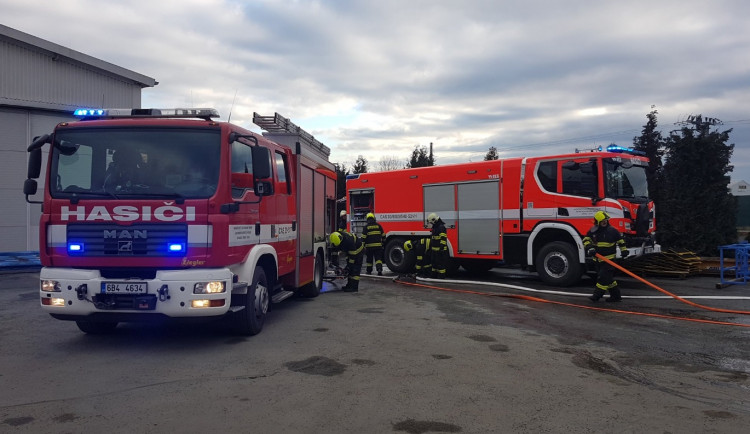 FOTO: Na Vídeňské v Brně dnes hořela průmyslová hala. Škoda jde do milionů