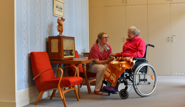 Popovídat si, zahrát hru nebo luštit křížovku. Seniory v Senecura potěší dobrovolníci