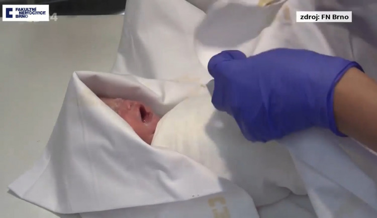 Eliška se narodila skoro 4 měsíce po mozkové smrti maminky. Její rodina poslala záchranářům krásný děkovný dopis