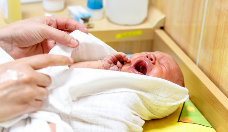 Honzík z blanského babyboxu má rodiče. Jubilejní dvousté nalezené děťátko soud svěřil páru z jižní Moravy