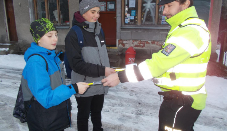 Policisté kontrolovali chodce. Desítky pokut padly za přecházení mimo přechod i na červenou