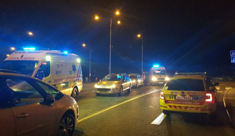 Auto srazilo dvě mladé ženy, obě skončily v nemocnici. Záchranáři nabádají řidiče i chodce k opatrnosti
