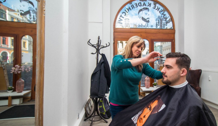 Páni mají na Benešáku přednost. Nové kadeřnictví u Radnice patří zejména mužům