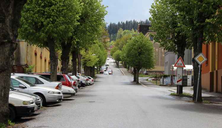 Nová parkovací místa, chodníky i osvětlení. Jablonecká ulice V Aleji projde rekonstrukcí