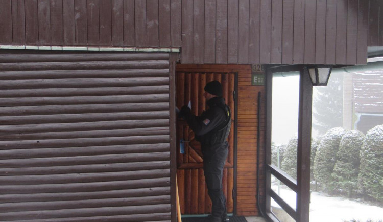 Policisté v zimě kontrolují rekreační objekty. Tentokrát zamířili na Béďov