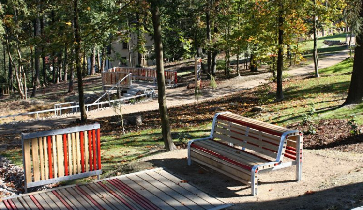 V jabloneckém lesoparku na Žižkáči se opravuje mobiliář