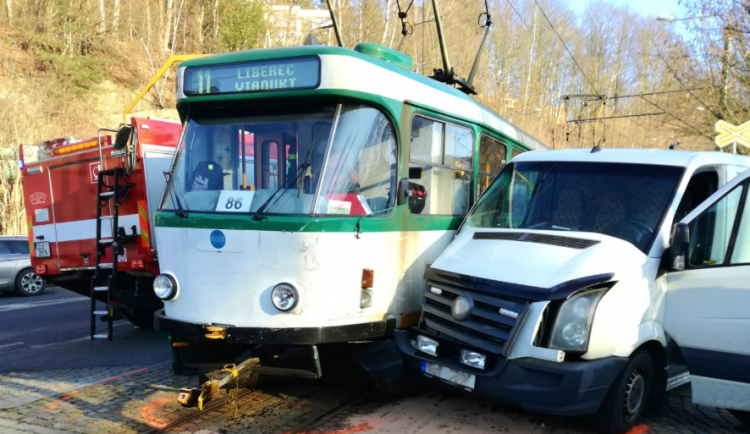 V Jablonci se střetla tramvaj s dodávkou. Jedna osoba skončila v nemocnici