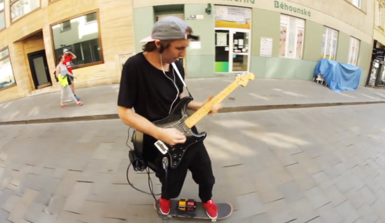 VIDEO: Skejt, kytara a Hendrix. Mladý Brňák je už dva roky hitem internetu