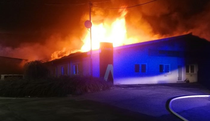 AKTUÁLNĚ: Hasiči se od deváté snaží dostat pod kontrolu požár třetího stupně v hale na Brněnsku