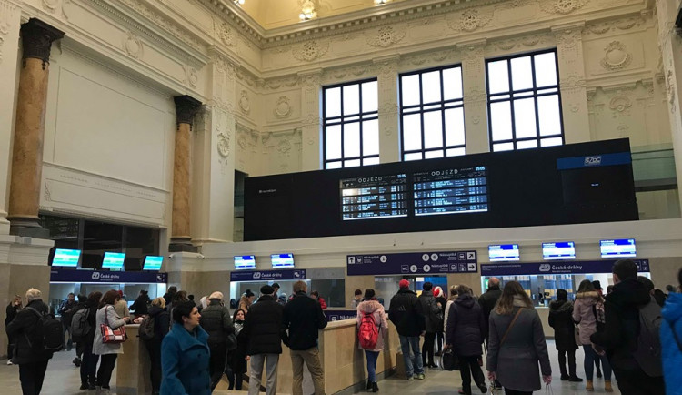 Přesně toto je jediný způsob, jak čekat v odbavovací hale brněnského nádraží.