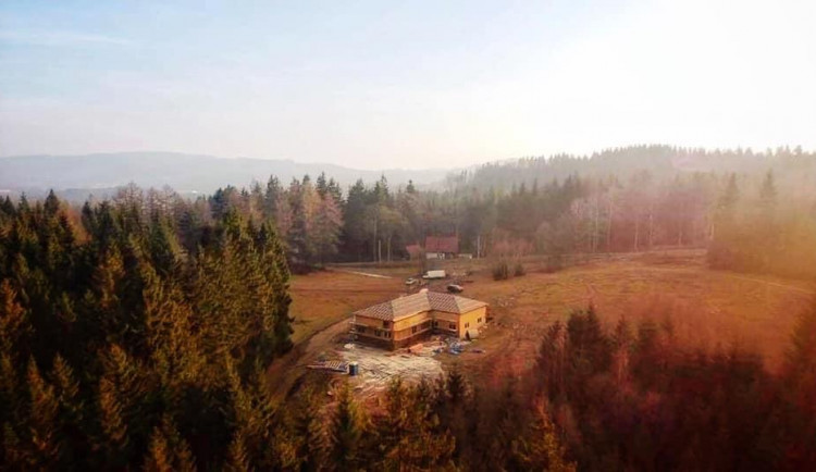 Na Rádle roste svobodná škola. Hrubá stavba je hotová, na zbytek hledají autoři finance