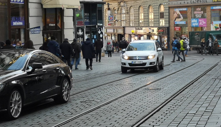 Město zavádí první regulace dopravy v centru Brna. Od pondělí se budou sloupky vysunovat v jiných časech
