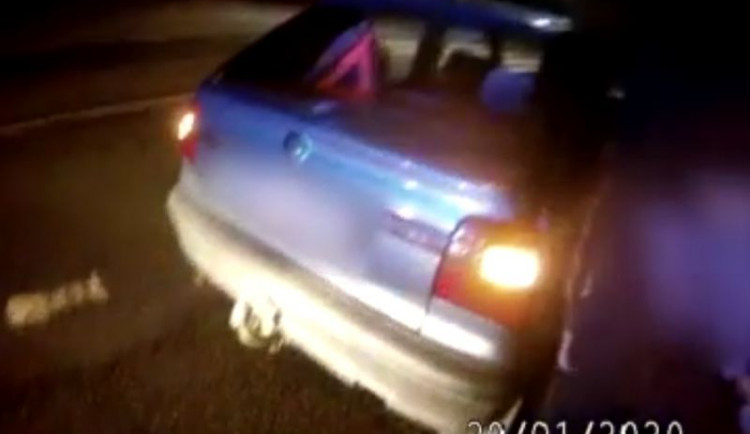 VIDEO: Policisté vzali opilému muži řidičák. O hodinu později se opět proháněl po Brně