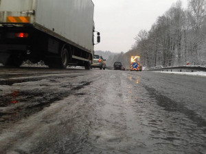 Z chodníků se stala kluziště, na silnicích dochází k nehodám. Meteorologové varují před ledovkou