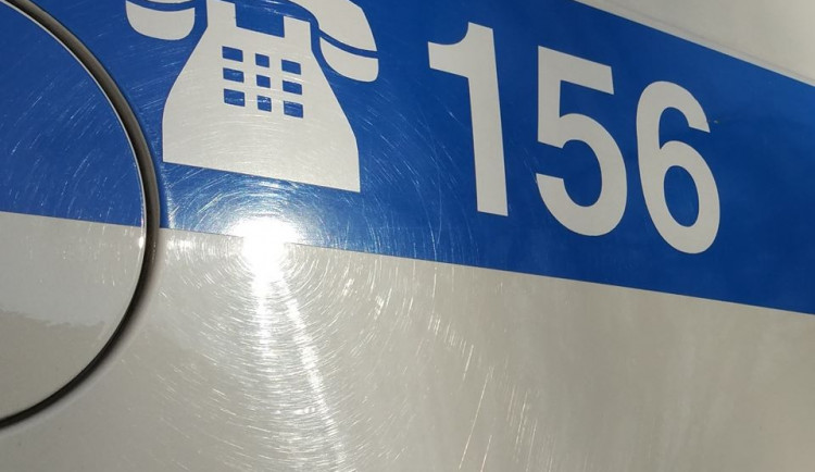 Tři dívky si vybraly jako terč zábavy bezdomovkyni a údajně na ni házely nedopalky